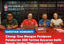 Chong: Dua mangsa penipuan pelaburan BSN terima bayaran balik penuh, usaha diteruskan untuk mangsa Lain Ahli Parlimen Stampin, Chong Chieng Jen (dua dari kiri) bersama mangsa penipuan Pelaburan Makmur BSN, Encik Chai dan Encik Yeo, selepas mereka menerima bayaran balik penuh bagi pelaburan mereka.