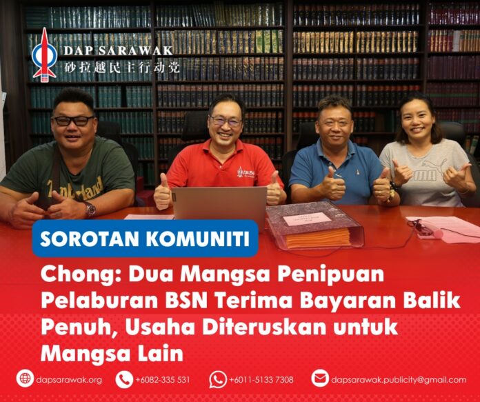 Ahli Parlimen Stampin, Chong Chieng Jen (dua dari kiri) bersama mangsa penipuan Pelaburan Makmur BSN, Encik Chai dan Encik Yeo, selepas mereka menerima bayaran balik penuh bagi pelaburan mereka.
