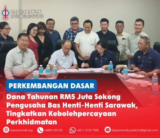 Dana tahunan RM5 juta sokong pengusaha bas henti-henti Sarawak, tingkatkan kebolehpercayaan perkhidmatan Michael Kong Feng Nian (berdiri tengah - berbaju putih) menyaksikan majlis pemeteraian perjanjian Dana Sokongan Interim Bas Henti-Henti (ISBSF) bersama pengusaha bas henti-henti di Sarawak di bawah program yang menyediakan peruntukan RM5 juta setahun selama lima tahun bagi meningkatkan kebolehpercayaan perkhidmatan, pendigitalan dan pemodenan armada bas.