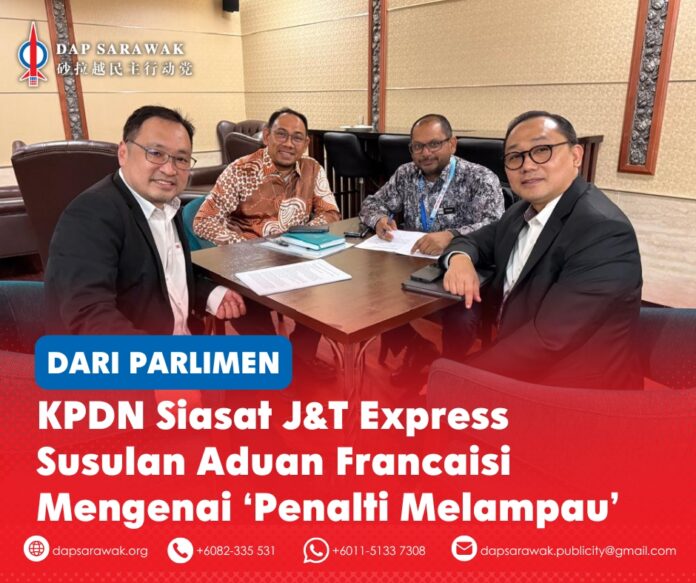 Chong Chieng Jen (kiri) ketika mengadakan pertemuan bersama pegawai Kementerian Perdagangan Dalam Negeri dan Kos Sara Hidup (KPDN).