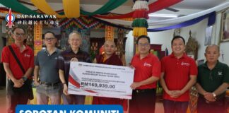 DAP Stampin bantu Pusat Buddha Karma Kagyu peroleh peruntukan RIBI RM169,939 Ahli Parlimen Stampin, Chong Chieng Jen, menyerahkan peruntukan RIBI berjumlah RM169,939 kepada wakil Pusat Buddha Karma Kagyu, dengan Pembantu Khas DAP Stampin Michael Kong Feng Nian dan Sim Kiat Leng yang membantu sepanjang proses permohonan sehingga peruntukan tersebut berjaya diperoleh.