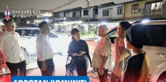 Angin kencang rosakkan rumah di Kuching, Kelvin Yii aktifkan bantuan bencana Pasukan Pusat Khidmat Kelvin Yii bersama ADUN Pending Violet Yong dan ADUN Padungan Chong Chieng Jen telah turun padang seawal mungkin untuk melawat kawasan serta rumah yang terjejas bagi menilai keadaan dan memahami kesukaran yang dihadapi penduduk.