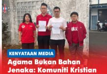 Agama bukan bahan jenaka: Komuniti Kristian wajar dihormati (Dari kiri ke kanan) Bendahari DAPSY Sarawak Lesley Chong, Setiausaha George Lam, Timbalan Ketua Soo Tien Ren dan Setiausaha Publisiti Daphne Chong membuat laporan polis di Balai Polis Sekama.