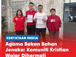 Agama bukan bahan jenaka: Komuniti Kristian wajar dihormati (Dari kiri ke kanan) Bendahari DAPSY Sarawak Lesley Chong, Setiausaha George Lam, Timbalan Ketua Soo Tien Ren dan Setiausaha Publisiti Daphne Chong membuat laporan polis di Balai Polis Sekama.