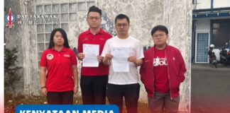 Agama bukan bahan jenaka: Komuniti Kristian wajar dihormati (Dari kiri ke kanan) Bendahari DAPSY Sarawak Lesley Chong, Setiausaha George Lam, Timbalan Ketua Soo Tien Ren dan Setiausaha Publisiti Daphne Chong membuat laporan polis di Balai Polis Sekama.