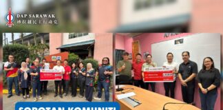 RM202,500 perkasa pembelajaran digital di dua sekolah Parlimen Stampin Michael Kong menyerahkan peruntukan berjumlah RM202,500 kepada SK Satria Jaya dan SK Sungai Stutong bagi pembelian TV Interaktif Pintar.