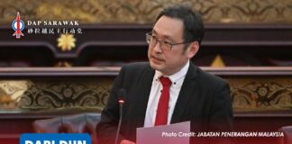 Chong: Adakah GPS begitu diktator sehingga tidak boleh dipersoalkan? ADUN Padungan, Chong Chieng Jen, mempersoalkan sama ada kerajaan GPS mampu menerima penelitian dan teguran pihak pembangkang, sambil menegaskan bahawa wakil rakyat yang dipilih oleh rakyat mesti dibenarkan mempersoalkan dokumen kerajaan dan menuntut akauntabiliti.